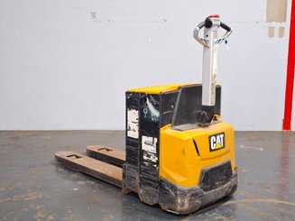 Porta-paletes eléctrico com condutor a pé Caterpillar NPP20N2E
