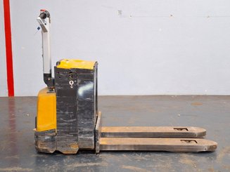 Porta-paletes eléctrico com condutor a pé Caterpillar NPP20N2E