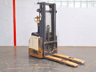 Stacker com condutor a pé Crown ES4000-1.2