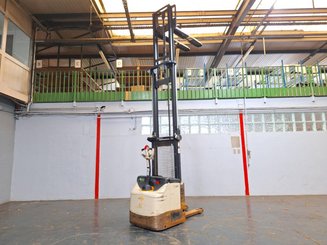 Stacker com condutor a pé Crown ES4000-1.2