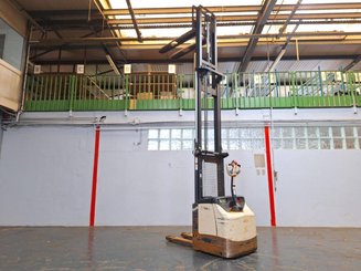 Stacker com condutor a pé Crown ES4000-1.2