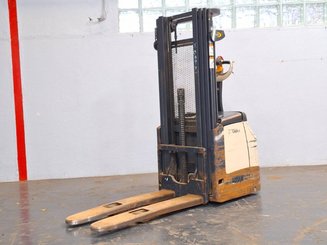 Stacker com condutor a pé Crown ES4000-1.2