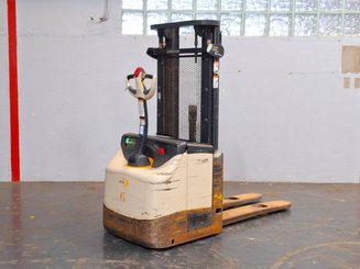 Stacker com condutor a pé Crown ES4000-1.2