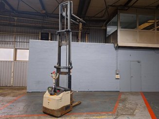 Stacker com condutor a pé Crown ES4000-1.2