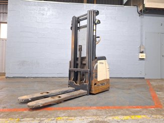 Stacker com condutor a pé Crown ES4000-1.2