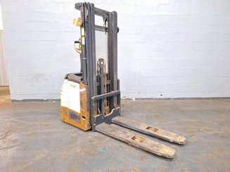Stacker com condutor a pé Crown ES4000-1.2