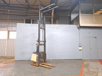 Stacker com condutor a pé Crown ES4000-1.2