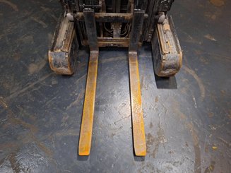 Empilhador retráctil Caterpillar NR16N2