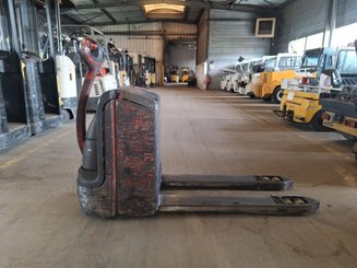 Porta-paletes eléctrico com condutor a pé Fenwick T18