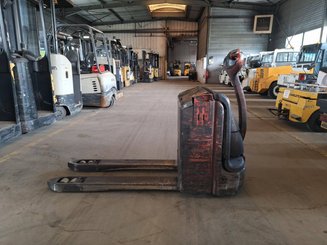 Porta-paletes eléctrico com condutor a pé Fenwick T18