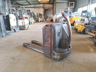 Porta-paletes eléctrico com condutor a pé Fenwick T18