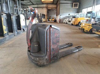 Porta-paletes eléctrico com condutor a pé Fenwick T18