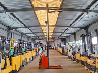 Stacker com condutor a pé Fenwick L16