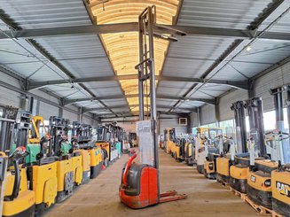 Stacker com condutor a pé Fenwick L16