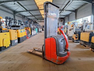 Stacker com condutor a pé Fenwick L16