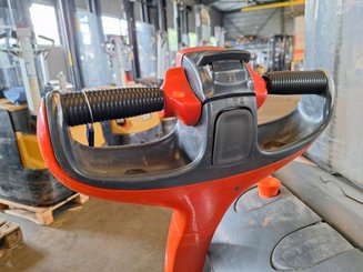 Stacker com condutor a pé Fenwick L16