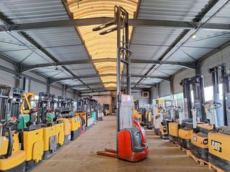 Stacker com condutor a pé Fenwick L16