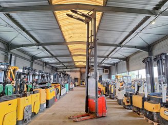Stacker com condutor a pé Fenwick L16