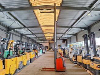Stacker com condutor a pé Fenwick L16
