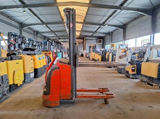 Stacker com condutor a pé Fenwick L16