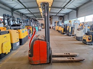 Stacker com condutor a pé Fenwick L16