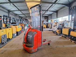 Stacker com condutor a pé Fenwick L16