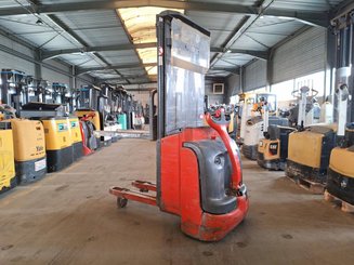Stacker com condutor a pé Fenwick L16