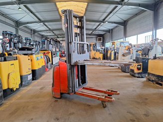 Stacker com condutor a pé Fenwick L16