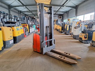 Stacker com condutor a pé Fenwick L16