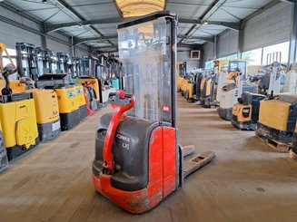 Stacker com condutor a pé Fenwick L16