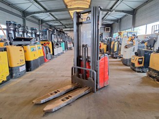 Stacker com condutor a pé Fenwick L16