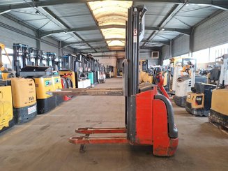 Stacker com condutor a pé Fenwick L16
