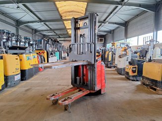 Stacker com condutor a pé Fenwick L16