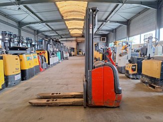 Stacker com condutor a pé Fenwick L16