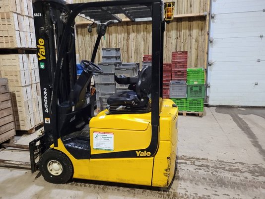 Empilhador de contrapeso 3 rodas Yale ERP15 - 1