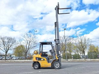 Empilhador de contrapeso 4 rodas Caterpillar GP25NTD