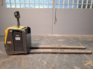 Porta-paletes eléctrico com condutor transportado Caterpillar NPV20N2