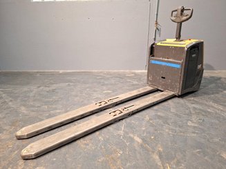 Porta-paletes eléctrico com condutor transportado Caterpillar NPV20N2