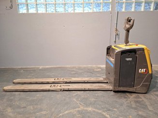 Porta-paletes eléctrico com condutor transportado Caterpillar NPV20N2