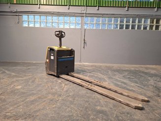 Porta-paletes eléctrico com condutor transportado Caterpillar NPV20N2
