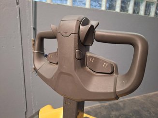 Porta-paletes eléctrico com condutor transportado Caterpillar NPV20N2