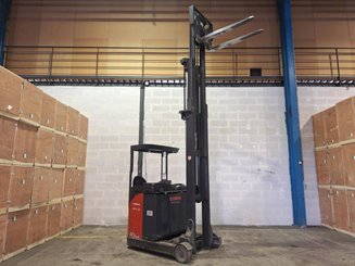 Empilhador retráctil Fenwick R14S