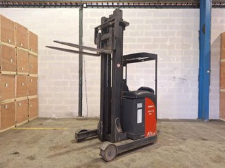 Empilhador retráctil Fenwick R14S