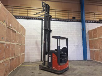 Empilhador retráctil Fenwick R14S