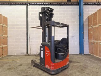 Empilhador retráctil Fenwick R14S