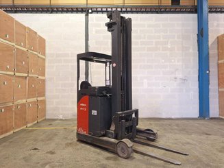 Empilhador retráctil Fenwick R14S