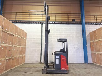 Empilhador retráctil Fenwick R14S