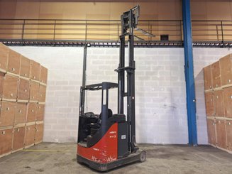 Empilhador retráctil Fenwick R14S