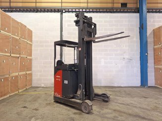 Empilhador retráctil Fenwick R14S