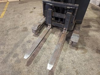 Empilhador retráctil Fenwick R14S